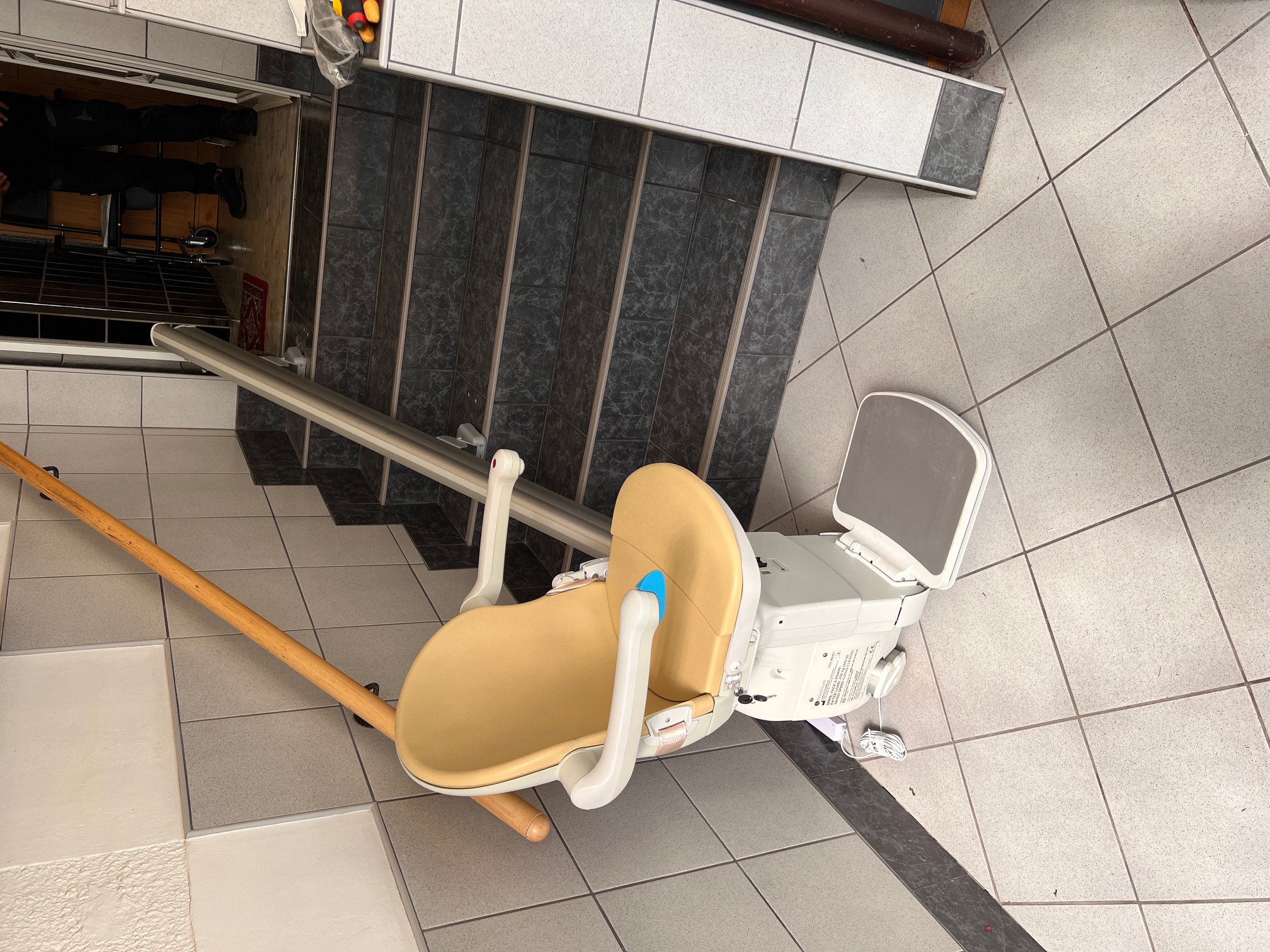 Eingebauter Treppenlift bei Kunde
